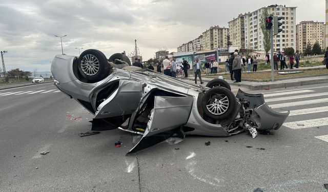 Belediye Otobüsü ile Otomobil Çarpıştı: 1’i Ağır 9 Yaralı