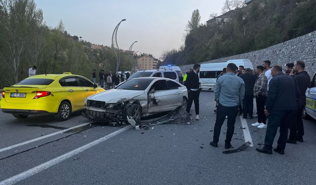 Yolcu Minibüsü ile Otomobil Kafa Kafaya Çarpıştı: Yaralılar Var