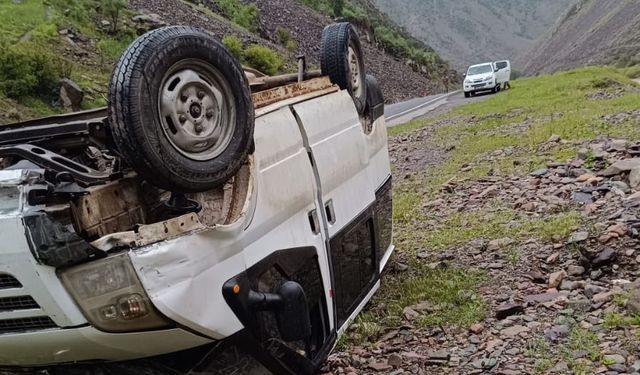 Şarampole Yuvarlanan Minibüste 8 Kişi Yaralandı