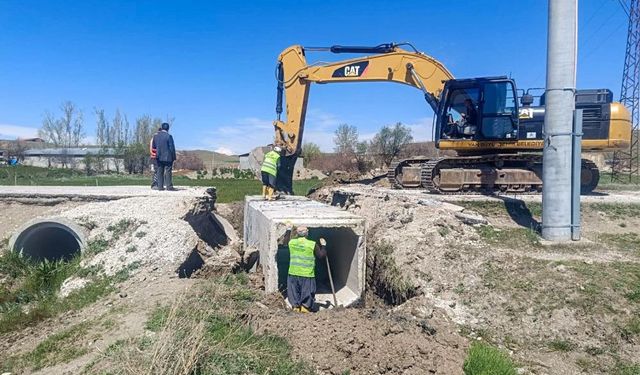 Van Büyükşehir Belediyesi Kırsalda ve Kentte Yol Çalışmalarını Hızlandırdı