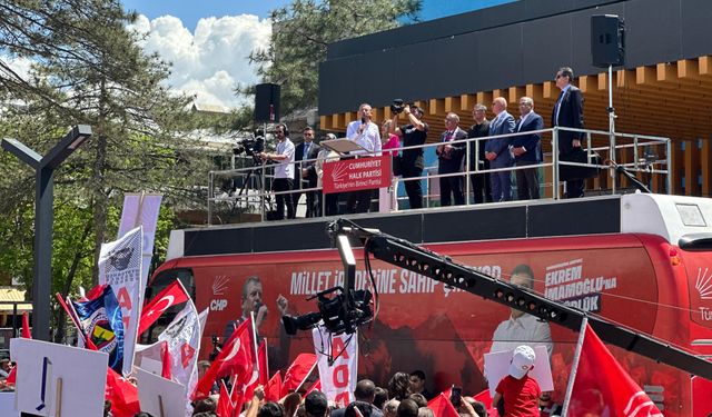 Van’da kafalar karışık! CHP mi DEM Parti Mitingi mi?