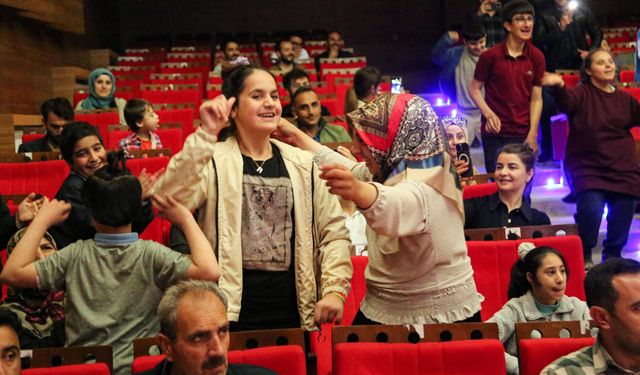 Van’da Sahne Onların!