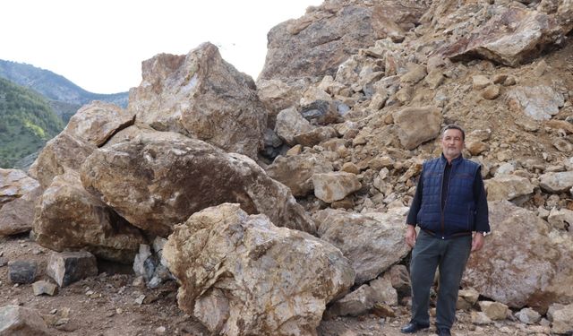 Dağdan Kopan Dev Kayalar Ulaşımı Durdurdu