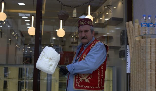 Bu Dondurma Diğerlerinden Farklı!  Sırrı Van'ın Dağlarında