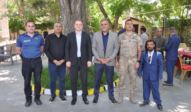 Protokol ve Halk Bayramda El Ele