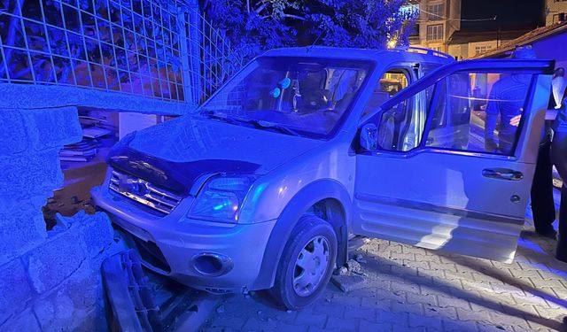Kontrolden Çıkan Araç Bahçe Duvarına Çarptı