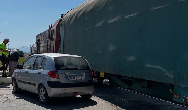 Van’da Kaza: Hemzemin Geçidinde Tren Otomobile Çarpıştı