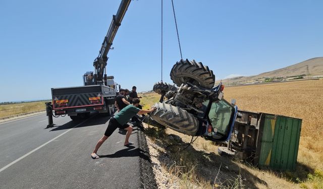 Köy Yolunda Feci Kaza! Traktör Takla Attı