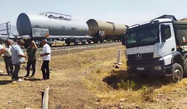 Tren Kamyona Çarptı, Yaralı Var!