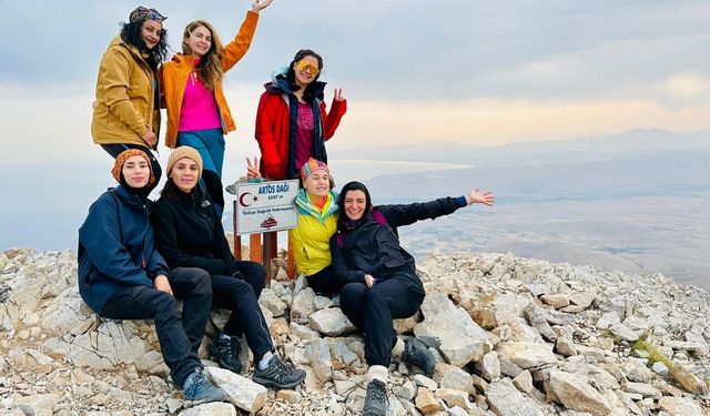 Aynı Gün İki Zirve: Van’ın Güzellikleri İçin Metrelerce Tırmandılar