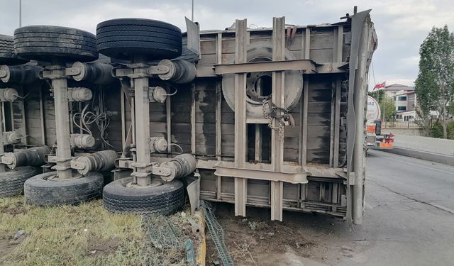 Erzurum’da Freni Boşalan Tır İlçe Girişini Savaş Alanına Çevirdi