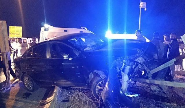 Yüksekova’da Direksiyon Hakimiyetini Kaybeden Sürücü Demir Bariyerlere Çarptı: 4 Yaralı!