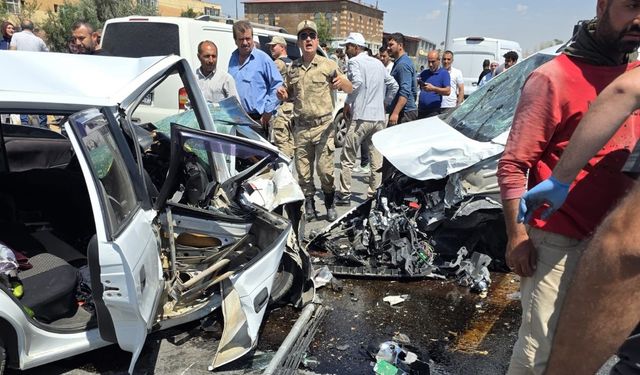 Ahlat'ta Üç Araç Birbirine Girdi: 8 Kişi Yaralandı