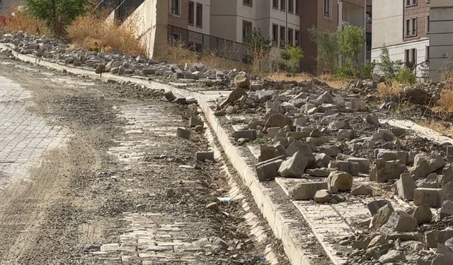 Yüksekova'da kaldırımlarda bırakılan moloz yığınları tepkilere neden oldu