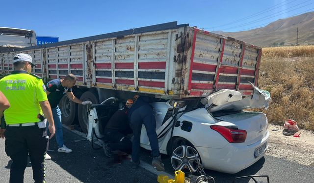 Erzurum’da Feci Kaza: Otomobil Tırın Altına Girdi, Sürücü Hayatını Kaybetti