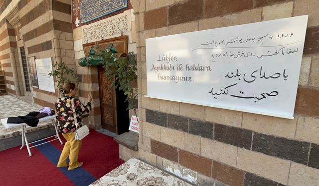 Van Hüsrev Paşa Camii’nde Turist Kıyafet Krizi Sürüyor!