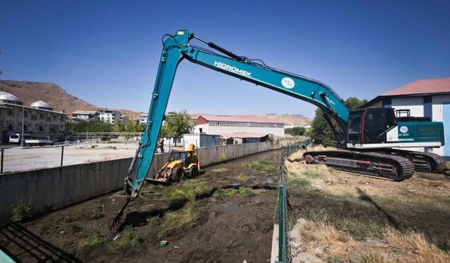 Van’ın Komşusu Tatvan'da Dere Temizliği Çalışması