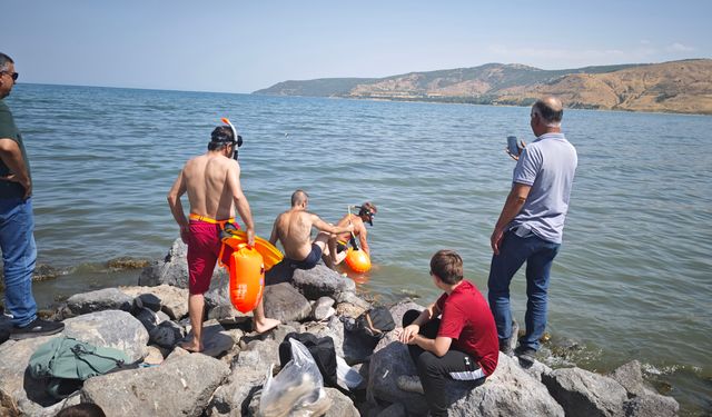 Tatvan’da 30 Ağustos Zafer Bayramı’nda Van Gölü’nde 6 Kilometre Kulaç Attılar