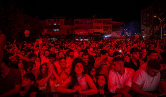 Bir Anadolu Şehri Hakkâri'de Şenlik Var