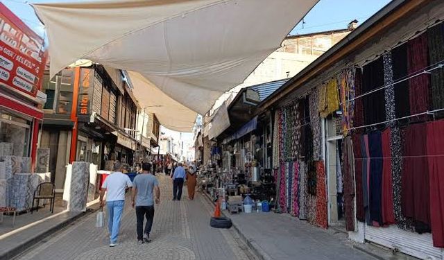 Van’da esnaflar sıcaktan korunmak için kendi önlemlerini alıyor