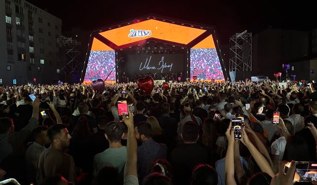 Merve Özbey Hakkari'de Yüzlerce Kişiye Konser Verdi