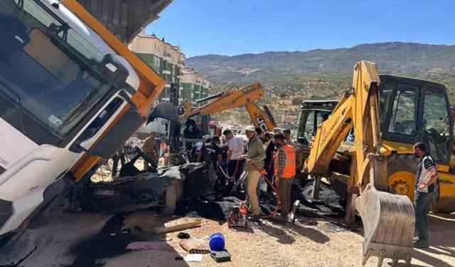 Adıyaman’da Freni Patlayan Kamyon Park Halindeki Araca Devrildi: Sürücü Hayatını Kaybetti