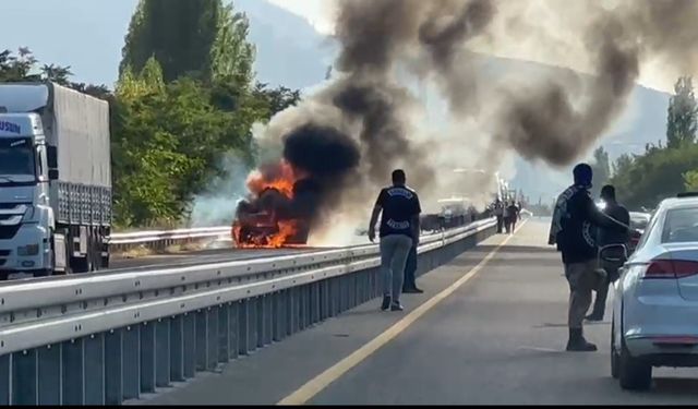 Elazığ'da seyir halindeki otomobil alev aldı