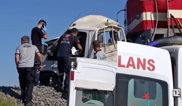 Feci Kaza! Tren Kamyoneti Metrelerce Sürükledi