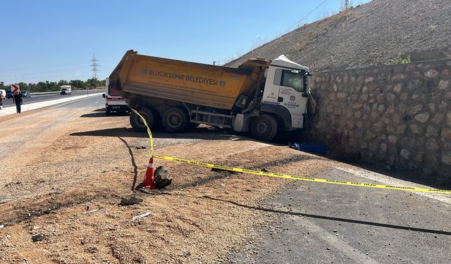 Kontrolden Çıkan Kamyon Duvara Çarptı! 1 Ölü