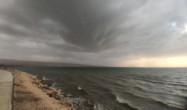 Van’da Dolu ve Sağanak:Van Gölü’nde Dalgalar Yükseldi