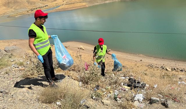 Yüksekova’da Dilimli Barajı Çöplerden Arındırıldı