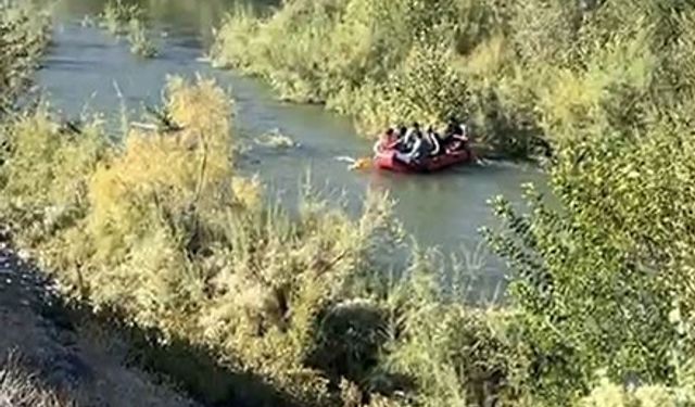 Elazığ'da Baraj Kapakları Açıldı, 4 Kişi Nehirde Mahsur Kaldı