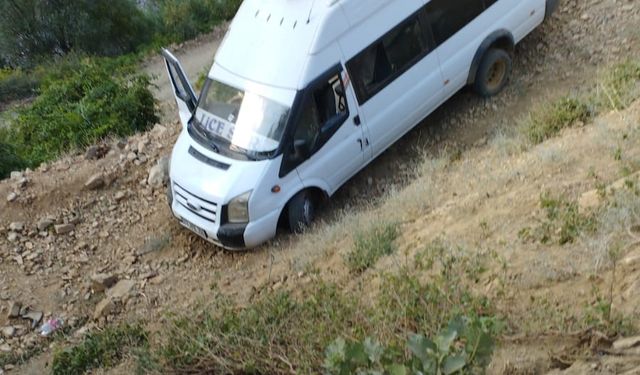 Minibüs Şarampole Yuvarlandı: 7 Yaralı