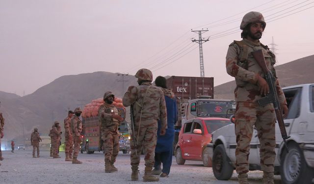 Pakistan Sınırında Çatışma:12 Asker Hayatını Kaybetti, 13 Terörist Öldürüldü