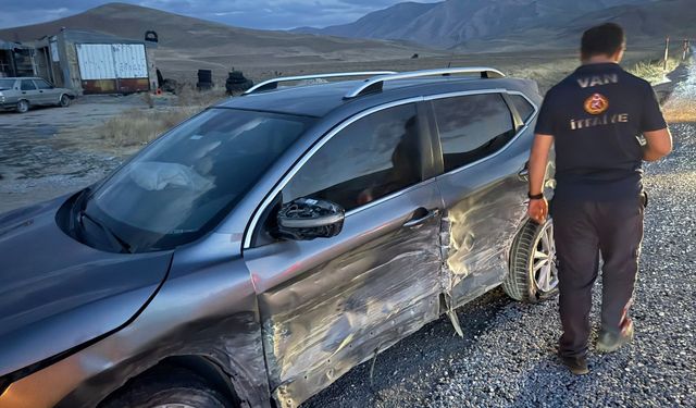 Lastiği patlayan otomobil karşı yoldan gelen cipe çarptı