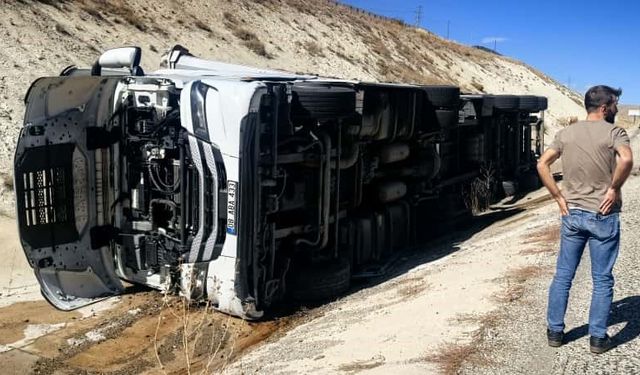Erzurum’da Tır Yan Devrildi