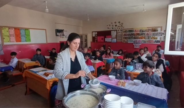 Van'da "Çorba Günü" etkinliği: Veliler pişiriyor, öğrenciler tadıyor