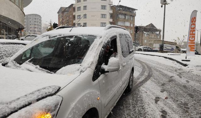 Hakkari’de Mevsimin İlk Karı Etkili Oldu: Şehir Beyaza Büründü