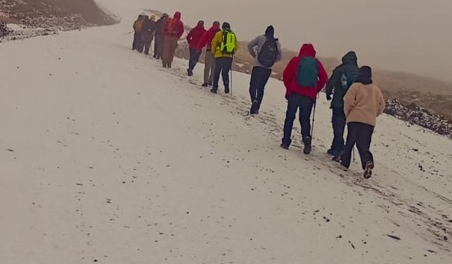 Dağcılar, Karla Kaplı Ağrı Dağı’nda Zirve Yolunda