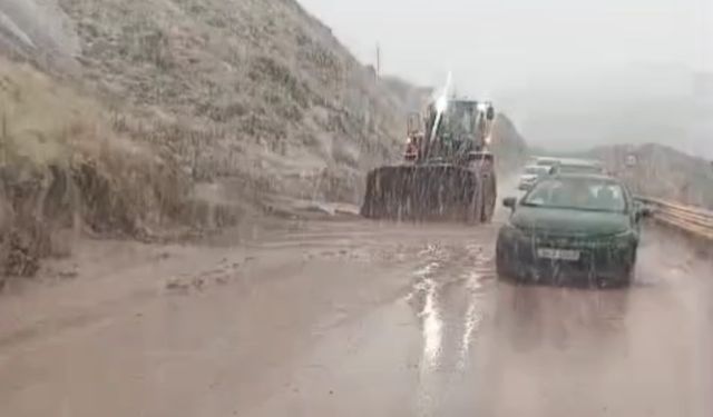 Yüksekova-Van Karayolunda Heyelan