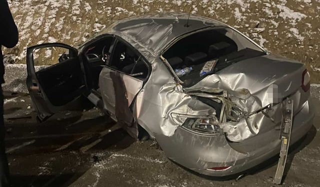 Van-Hakkari Karayolunda Otomobil Takla Attı: 2 Yaralı