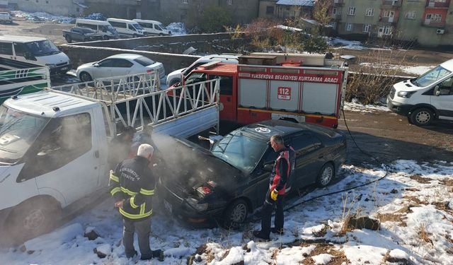 Yüksekova'da seyir halindeki otomobil yandı