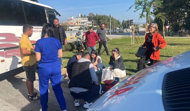 Midibüs ile Otomobil Çarpıştı: 4 Yaralı