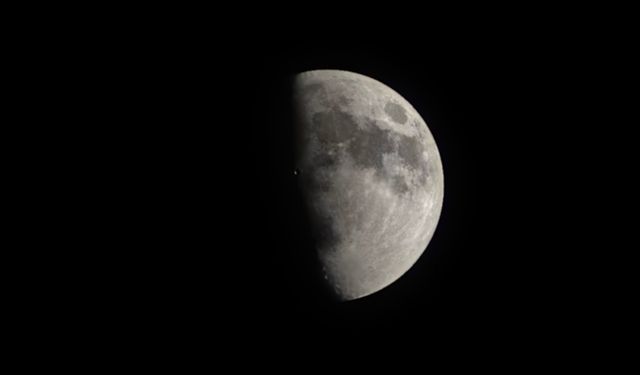 Ahlat'ta yarım ay manzarası hayran bıraktı