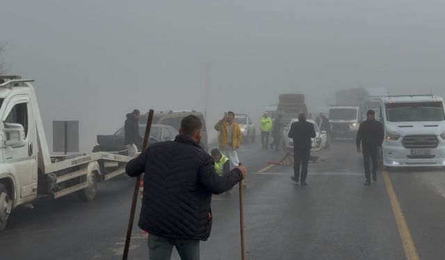 Bitlis-Tatvan Yolunda Yoğun Sis Zincirleme Kazaya Neden Oldu