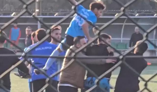Adana'da amatör maçta saha karıştı! Futbolcular Sahada Yumruklu Tekmeli Kavga Çıkardı