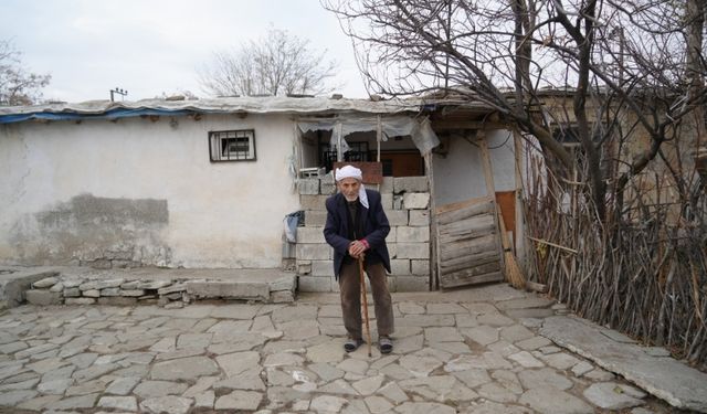 Muş’ta 86 yaşındaki Rüstem dede 50 yıldır sadece çay ve gofretle yaşamını sürdürüyor
