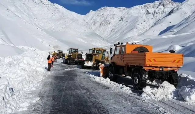 Hakkari-Şırnak Kara Yolu Çığ Riski Nedeniyle Ulaşıma Kapatıldı!