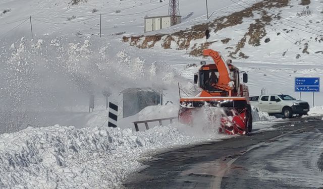 Van-Çatak Yolunda 5. Gün: Ulaşım Sadece Acil ve Öncelikli Araçlara Açık