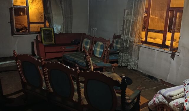 Van'ın Muradiye ilçesindeki ev alev alev yandı